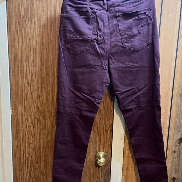 Plus size distressed stretched jeans. - Picture 4 of 6